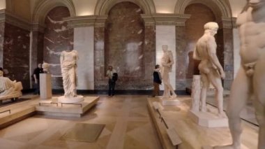 Paris 'teki Louvre Müzesi' nde heykeller ve heykeller. Fransa. 4K 'da video, UHD