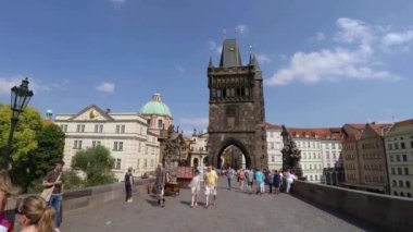 PRAG, CZECH Cumhuriyet - YAZ 2015: Prag 'daki Charles Köprüsü. Çek Cumhuriyeti. 4K 'da video, UHD.