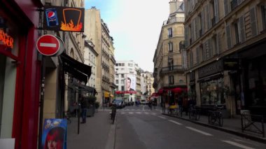 Paris mi? Mimarlık, eğlence, eski evler, sokaklar ve mahalleler. İkonik yerler. 4K, UHD 'de çekilmiş.