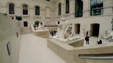 Paris 'teki Louvre Müzesi' nde heykeller ve heykeller. Fransa. 4K 'da video, UHD