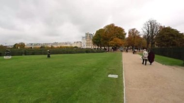 Louvre. Paris 'teki ünlü sanat müzesi. Fransa. 4K 'da video, UHD