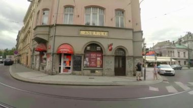 PRAG, ÇEK CUMHURİYETİ - YAZ 2015: Prag. Yaşlı Prag. Mimarlık, eski evler, sokaklar ve mahalleler. Çek Cumhuriyeti. 4K 'da video, UHD