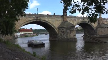 Prag 'daki Charles Köprüsü. Çek Cumhuriyeti. 4K 'da video, UHD