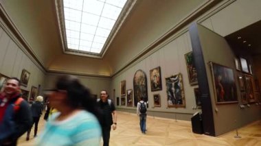 Paris 'teki Louvre Müzesi Sanat Galerisi. Fransa. Fransa. 4K 'da video, UHD