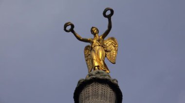Colonne de Juillet, Paris 'teki Bastille Meydanı' nda. Altın heykel. Fransa. 4K 'da video, UHD