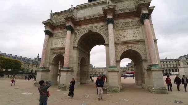 パリのルーブル美術館の前にあるTriumphal Arch Triomhe Carrousel Uhdでのビデオ — ストック動画