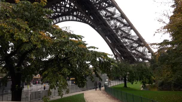 Wsparcie Wieży Eiffla Paryżu Francji Strzał Uhd — Wideo stockowe