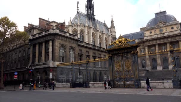 Εκκλησία Ναός Στο Κέντρο Του Παρισιού Στη Γαλλία Πυροβολήθηκε Uhd — Αρχείο Βίντεο