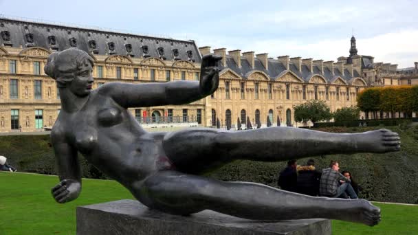 パリの裸の少女の彫刻 Uhdでのビデオ — ストック動画