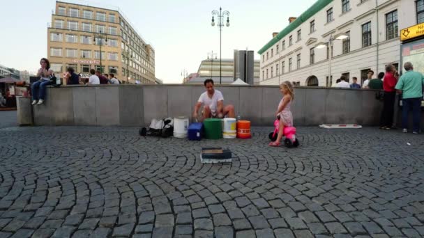 プラハ チェコ共和国 2015年夏 ストリートミュージシャンがプラハでバケツや太鼓を演奏します チェコ共和国 Uhdでのビデオ — ストック動画