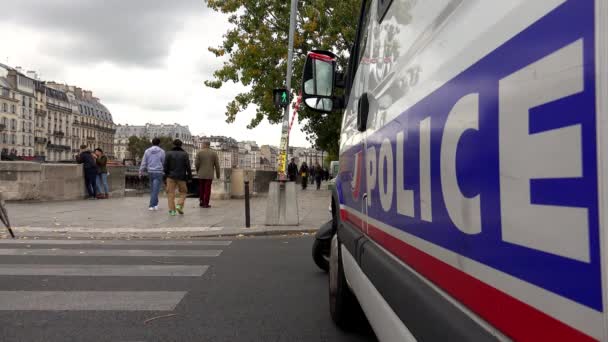 Policie v Paříži. Policista udržuje pořádek. Výstřel ve 4K, UHD