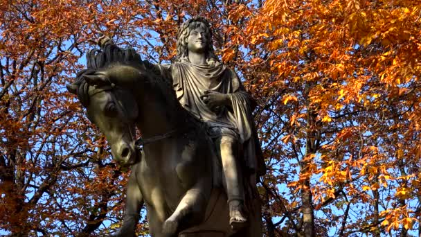 Μνημείο Του Βασιλιά Λουδοβίκου Στην Πλατεία Place Des Vosges Στο — Αρχείο Βίντεο