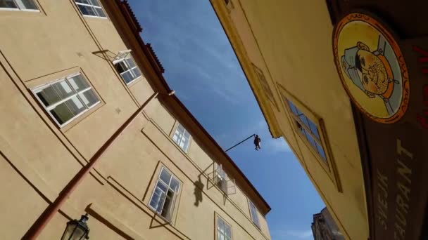 プラハに吊るされた男の彫刻 チェコ共和国 Uhdでのビデオ — ストック動画