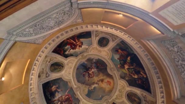 파리의 루브르 박물관에는 화려하게 천장들이 있습니다 프랑스 Uhd 비디오 — 비디오