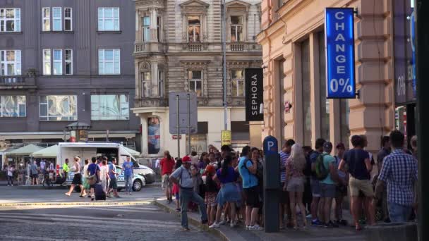 Prague Τσεχικη Δημοκρατια Καλοκαιρι 2015 Ουρά Στο Ανταλλακτήριο Συναλλάγματος Στην — Αρχείο Βίντεο