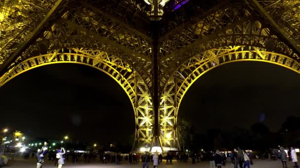 Ondersteuning Voet Van Eiffeltoren Parijs Goedenacht Frankrijk Neergeschoten Uhd — Stockvideo