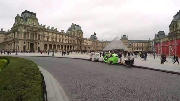 Louvre Slavné Muzeum Umění Paříži Pyramida Francie Video Uhd — Stock video