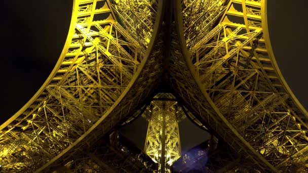 Pies Apoyo Torre Eiffel París Buenas Noches Francia Disparo Uhd — Vídeos de Stock