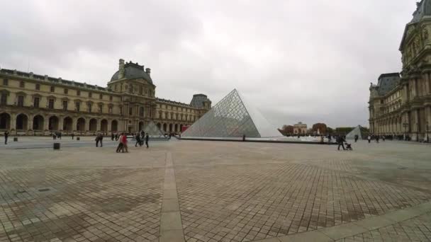 Louvre Museum Seni Terkenal Paris Piramida Perancis Video Uhd — Stok Video