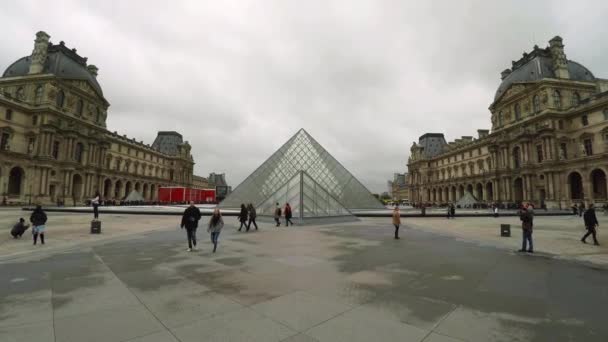 Louvre Famous Art Museum Paris Pyramid France Video Uhd — Stock Video