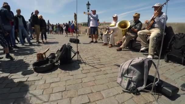Prague Czech Republic Vara 2015 Muzicieni Stradă Trupa Cântă Podul — Videoclip de stoc