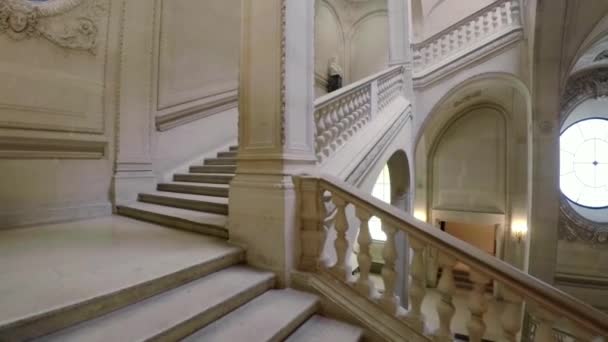 Υπέροχη Σκάλα Στο Μουσείο Του Λούβρου Στο Παρίσι Γαλλία — Αρχείο Βίντεο