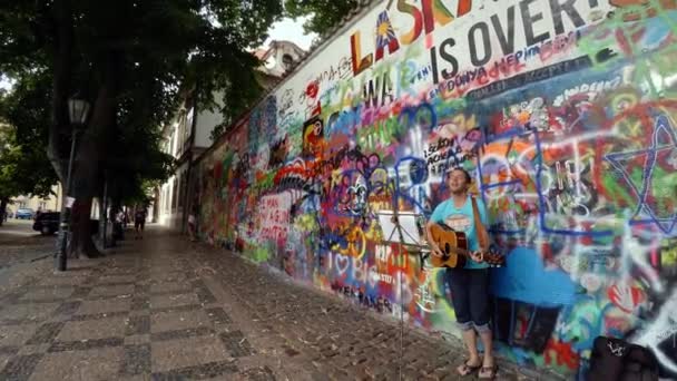 Prag Tjeckien Summer 2015 Målad Graffitivägg Centrala Prag Lennon Wall — Stockvideo