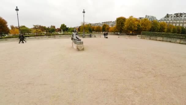 Die Skulptur Eines Nackten Mädchens Paris Video Uhd — Stockvideo