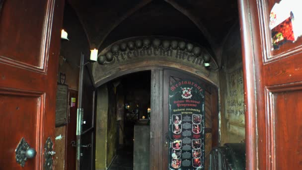 プラハ チェコ共和国 2015年夏 プラハに頭蓋骨と骨のある歴史的な居酒屋 チェコ共和国 Uhdでのビデオ リアルタイム — ストック動画