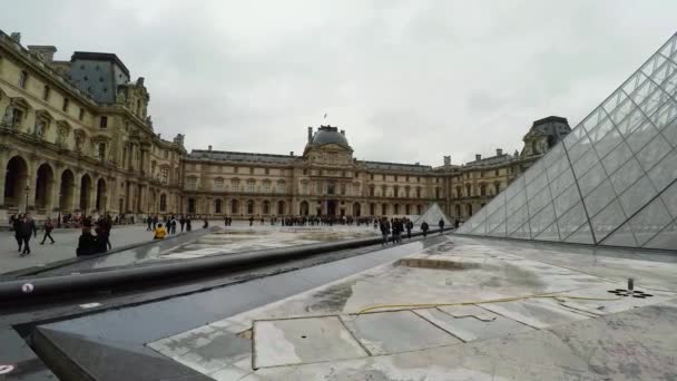 Louvre Famoso Museo Arte París Pirámide Francia Video Uhd — Vídeos de Stock