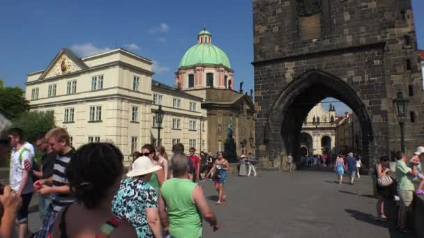 Praga República Checa Verano 2015 Antigua Torre Puente Carlos Praga — Vídeos de Stock