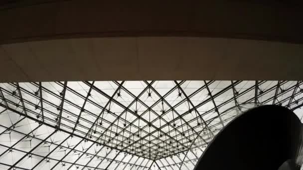 Потолочная Стеклянная Пирамида Музее Лувра Париже Францию Видео Uhd — стоковое видео
