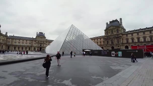 Louvre Famoso Museu Arte Paris Pirâmide França Vídeo Uhd — Vídeo de Stock