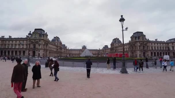 Louvre Famoso Museo Arte Parigi Piramide Francia Video Uhd — Video Stock