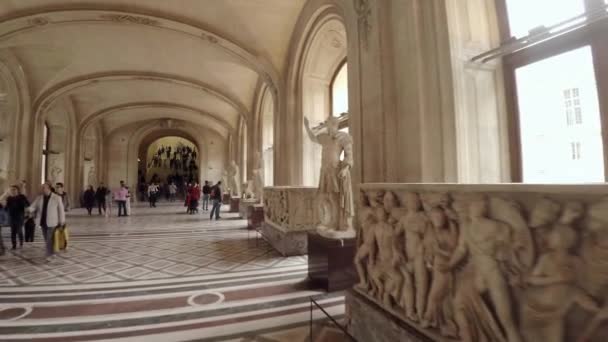 파리의 루브르 박물관에 조각품과 조각품들 프랑스 Uhd 비디오 — 비디오