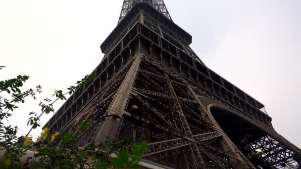 Apoyo Torre Eiffel París Francia Disparo Uhd — Vídeo de stock