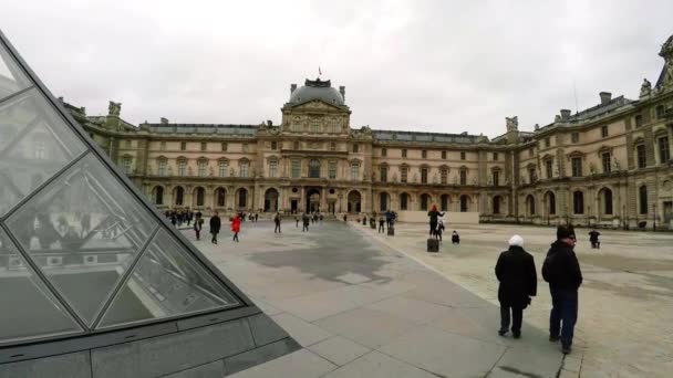 Louvre Famoso Museo Arte París Pirámide Francia Video Uhd — Vídeos de Stock