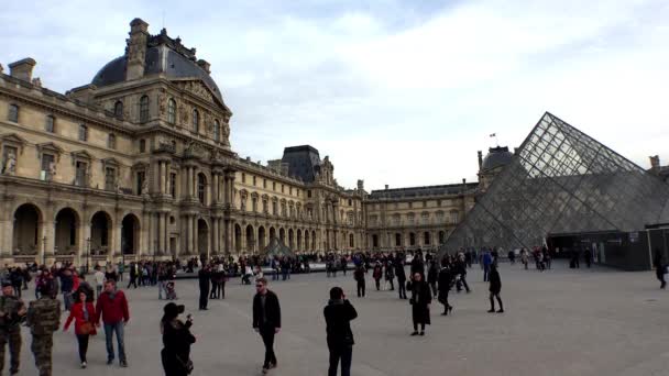 Louvre Famoso Museo Arte París Pirámide Francia Video Uhd — Vídeos de Stock