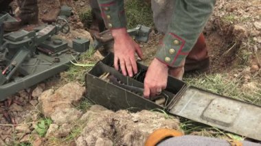 Askerler savaştan önce silahı teftiş ederler. Birinci Dünya Savaşı. Birinci Dünya Savaşı. 1914-1918 arası. 4K 'de video, UHD. Gerçek zamanlı..