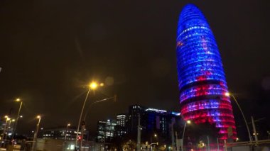 Barcelona 'daki Torre Agbar. İspanya. İyi geceler. 4K 'da video, UHD