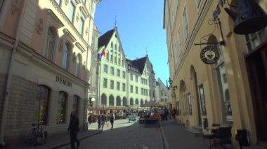Yaşlı Tallinn. Mimarlık, eski evler, sokaklar ve mahalleler. 4K 'da video, UHD