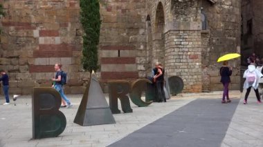 Barselona 'nın Gotik Mahallesi. İspanya. 4K 'da video, UHD