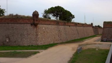 Barcelona 'daki Montjuic Kalesi. İspanya. 4K 'da video, UHD