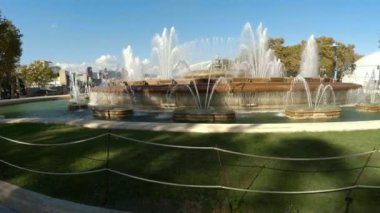 Barcelona 'daki eski çeşme. İspanya. 4K 'da video, UHD