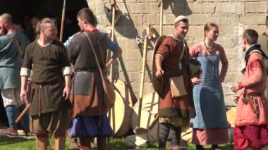 Vikinglerin kampı. Savaştan önce Vikingler. Ortaçağ savaşçıları. 4K 'de video, UHD. Gerçek zamanlı..