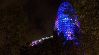 Barcelona 'daki Torre Agbar. İspanya. İyi geceler. 4K 'da video, UHD