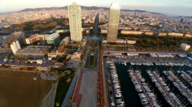 Hava görüntüsü. Barselona 'da. Mimarlık, binalar ve sokaklar. İspanya. 4K 'da video, UHD ProRes.