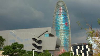 Barcelona 'daki Torre Agbar. İspanya. 4K 'da video, UHD