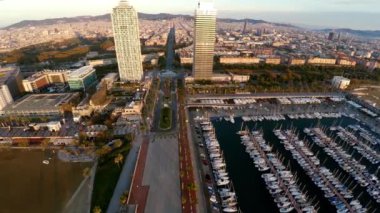 Hava görüntüsü. Barselona 'da. Mimarlık, binalar ve sokaklar. İspanya. 4K 'da video, UHD ProRes.