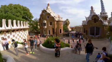 Park Guell, Gaudi, Barselona. İspanya. 4K 'da video, UHD